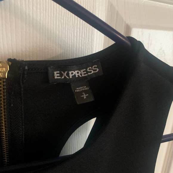Express Cropped Top - Picture 3 of 7